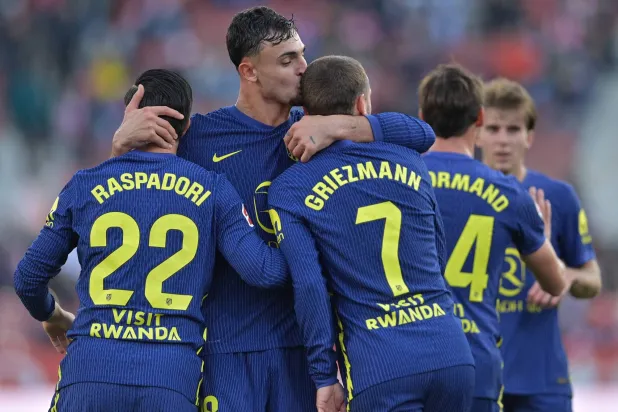 فرحة لاعبي أتلتيكو مدريد بالفوز على جيرونا (أ.ف.ب)