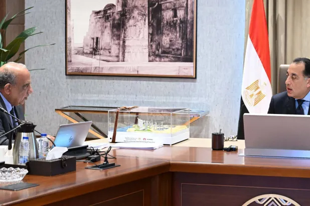 رئيس الوزراء المصري خلال لقائه وزير الكهرباء (رئاسة مجلس الوزراء)