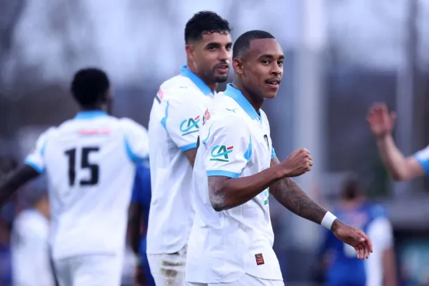 فرحة لاعبي أولمبيك مرسيليا بالفوز الكبير على بورغ بيروناس (أ.ف.ب)