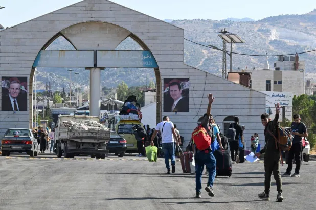 قادمون من لبنان عند معبر «جديدة يابوس» جنوب غربي سوريا في 6 أكتوبر الماضي (أ.ف.ب)