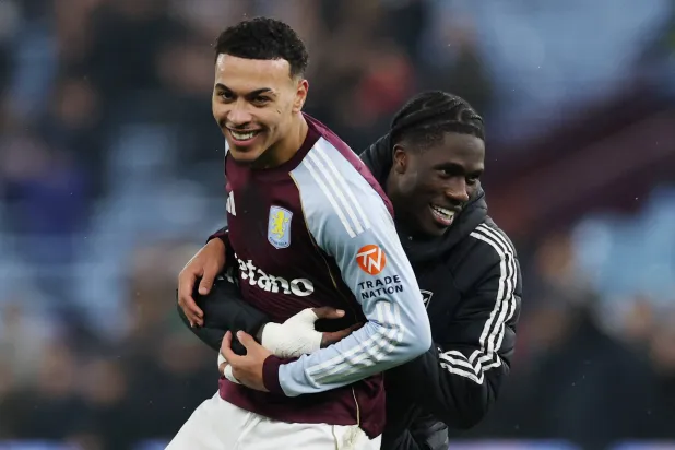 مورغان روجرز قاد أستون فيلا للفوز على مان يونايتد (رويترز)