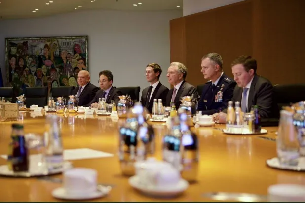 الوفد الأميركي برئاسة ستيف ويتكوف المبعوث الخاص لدونالد ترمب خلال مباحثات مع وفد أوكراني في برلين (حساب ويتكوف عبر منصة «إكس»)