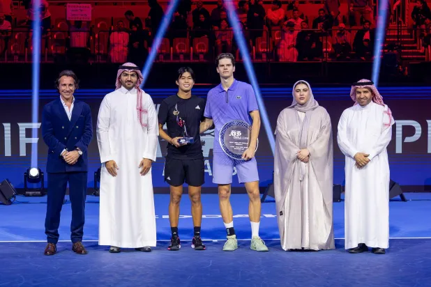 البطل ووصيفه خلال مراسم التتويج ويبدو بدر القاضي نائب وزير الرياضة ومحمد السراح رئيس اتحاد التنس (الشرق الأوسط)