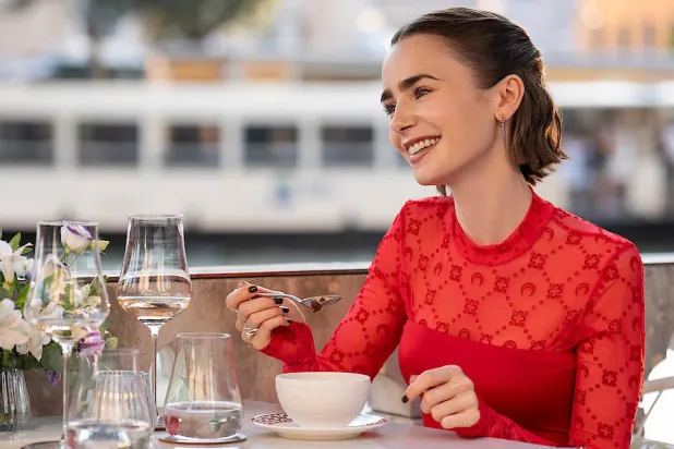 إميلي تتنقّل بين روما وباريس في الموسم الخامس من المسلسل (نتفليكس)