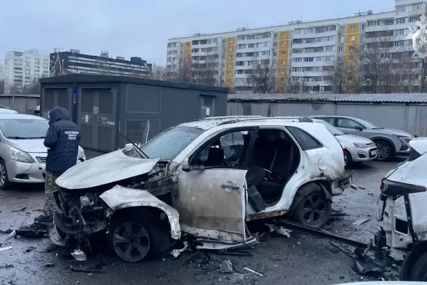 An investigator works at the scene where Lieutenant General Fanil Sarvarov, head of the Russian General Staff's army operational training directorate, was reportedly killed in a car bomb in Moscow, Russia, December 22, 2025. (Russia's Investigative Committee/Handout via Reuters) 