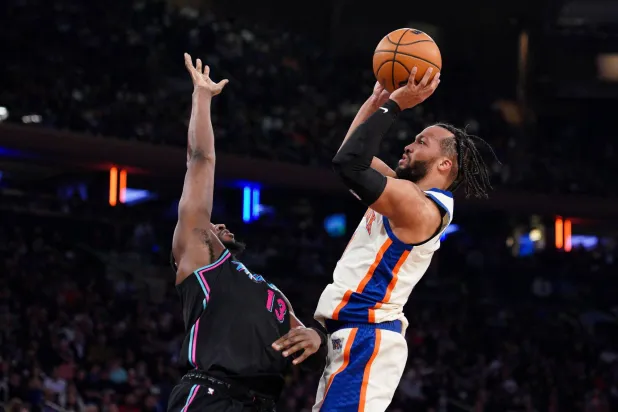 «إن بي إيه»: 47 نقطة من برونسون في فوز نيكس على هيت 