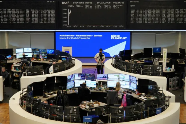 صورة لمخطط مؤشر الأسهم الألماني «داكس» ببورصة فرنكفورت (رويترز)