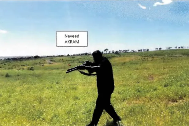 نافيد أكرم المتهم في حادثة إطلاق النار خلال احتفال يهودي بـ«عيد الأنوار - حانوكا» على شاطئ بونداي يوم 14 ديسمبر الحالي يتدرب على استخدام الأسلحة النارية بموقع يُشتبه في أنه بولاية نيو ساوث ويلز بأستراليا... وذلك في هذه الصورة الثابتة المأخوذة من وثيقة محكمة نُشرت في 22 ديسمبر 2025 (أ.ف.ب)