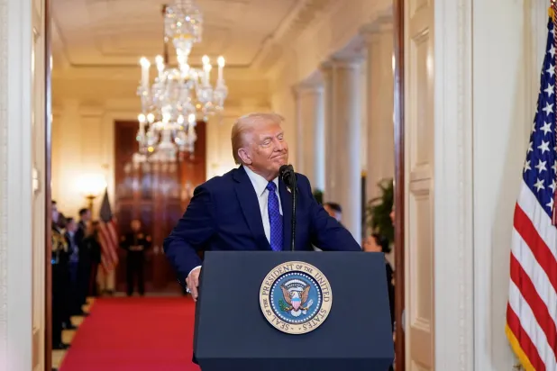 ترمب يلقي كلمة داخل البيت الأبيض (رويترز)