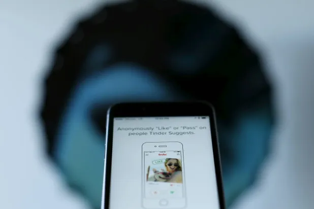 الاستخدام المفرط لتطبيقات المواعدة يرتبط بمشاكل نفسية (رويترز)