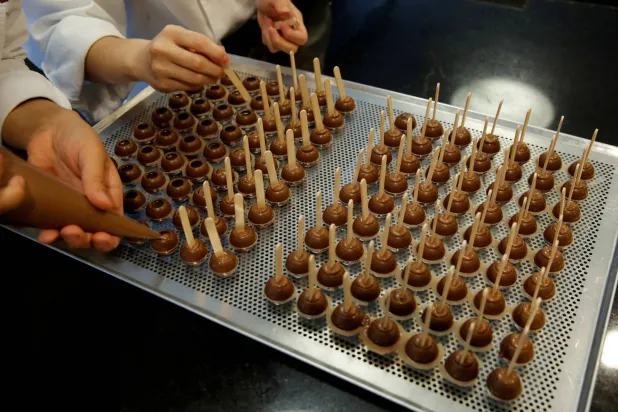 ينصح بتناول الأطعمة الغنية بالبريبايوتيك مثل الشوكولاته الداكنة (رويترز)