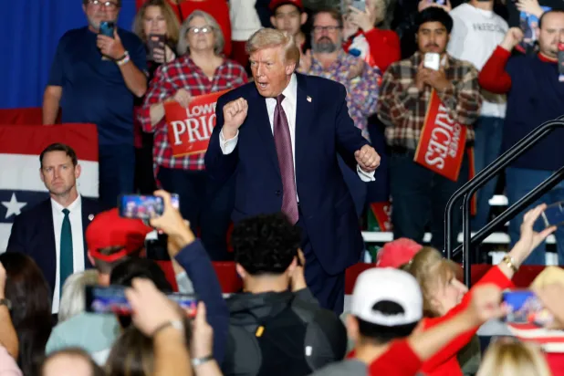 دونالد ترمب يغادر المنصة بعد إلقاء كلمته في مركز فعاليات روكي ماونت بمدينة روكي ماونت في كارولاينا الشمالية 19 ديسمبر 2025 (أ.ب)