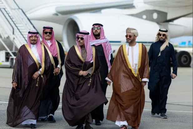 الأمير فيصل بن فرحان وزير الخارجية السعودي يصل إلى مسقط وبدر البوسعيدي وزير الخارجية العُماني في استقباله («الخارجية» السعودية)