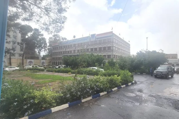مبنى اللجنة الدائمة التابع لحزب «المؤتمر الشعبي» في صنعاء (الشرق الأوسط)