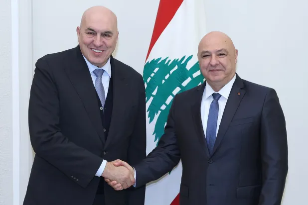 الرئيس اللبناني جوزيف عون (يمين) يصافح وزير الدفاع الإيطالي غيدو كروسيتو خلال استقباله في قصر بعبدا (الوكالة الوطنية للإعلام)