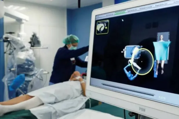 يرتبط التهاب البروستاتا بالإمساك لأن الشدّ المتكرر خلال التبرز يزيد الضغط على البروستاتا وقاع الحوض (أرشيفية - رويترز)