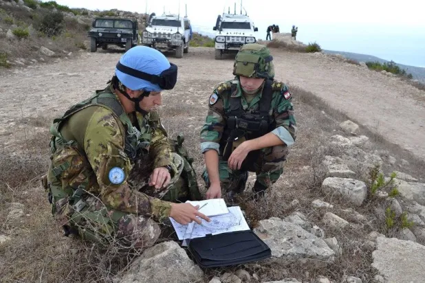 ضابط في الجيش اللبناني إلى جانب ضابط إيطالي ضمن عديد «اليونيفيل» خلال مهمة مشتركة في جنوب لبنان (اليونيفيل)