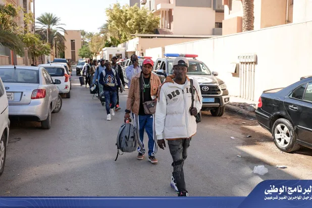 جانب من ترحيل السلطات الليبية لمهاجرين من الجنسية الغانية (وزارة الداخلية بغرب ليبيا)