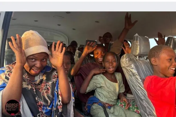 صورة أطفال نشرها المتحدث باسم الرئاسة النيجيرية صنداي داري (إكس)