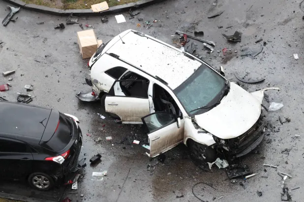 السيارة التي قتل فيها الجنرال فانيل سارفاروف (56 عاماً) وسط منطقة سكنية في موسكو الاثنين (رويترز)