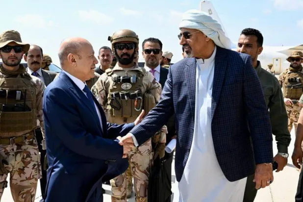 رشاد العليمي رئيس «مجلس القيادة الرئاسي» اليمني يصافح عضو المجلس عيدروس الزبيدي (سبأ)