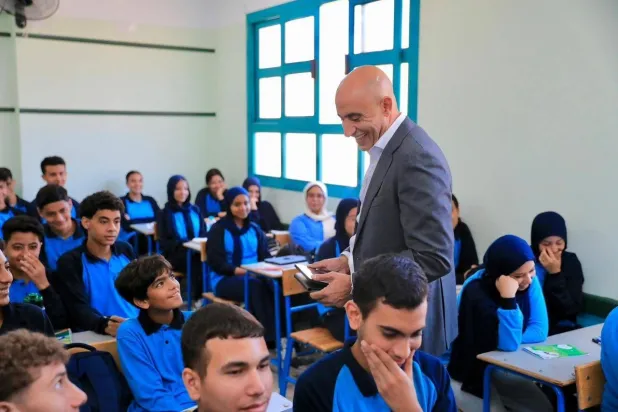 وزير التعليم المصري وسط الطلاب في جولة ميدانية (وزارة التربية والتعليم)