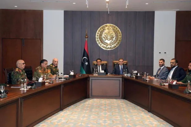 المنفي والدبيبة يتوسطان قيادات أمنية وعسكرية خلال اجتماع عُقد في طرابلس يوم 22 ديسمبر (المجلس الرئاسي الليبي)