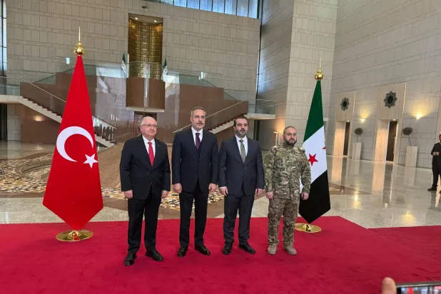 وزراء الخارجية والدفاع السوريون والأتراك خلال لقائهم في دمشق (الدفاع التركية - إكس)