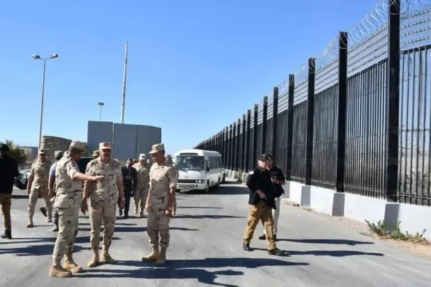 İsrail sınırına yakın bir noktada incelemelerde bulunan Mısır Genelkurmay Başkanı (Mısır Genelkurmay Başkanlığı Sözcüsü)