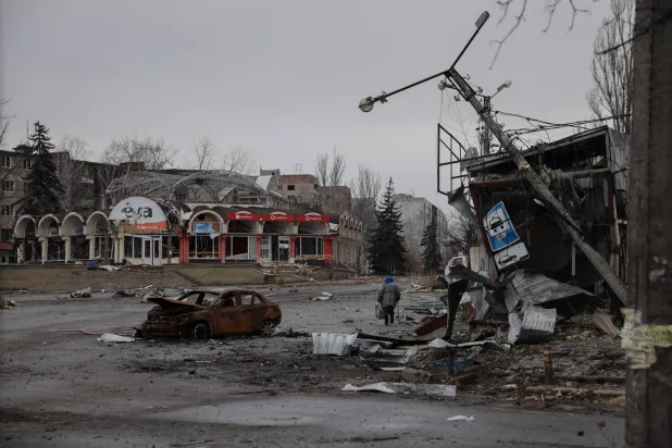 الدمار يظهر في حي أوكراني بمنطقة دونيتسك (الجيش الأوكراني - أ.ف.ب)