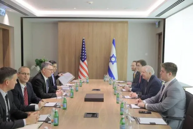 صورة نشرها وزير الخارجية الإسرائيلي جدعون ساعر على منصة «إكس» من محادثاته مع السيناتور ليندسي غراهام