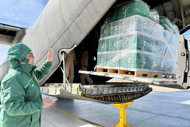 حملت الطائرة الإغاثية على متنها سلالاً غذائية وحقائب إيوائية تمهيداً لنقلها إلى المتضررين من الشعب الفلسطيني داخل غزة (واس)