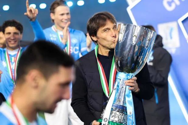 أنطونيو كونتي مدرب فريق نابولي الإيطالي (أ.ف.ب) 