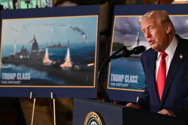 ABD Başkanı, Florida'daki Mar-a-Lago konutundan düzenlediği basın toplantısında, kendi adını taşıyacak yeni bir savaş gemisi sınıfının lansmanını duyurdu (AFP)