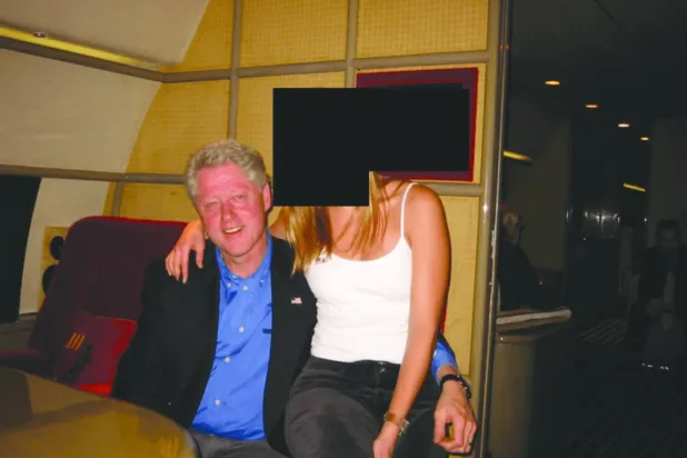 Yayınlanan Jeffrey Epstein dosyaları arasında, ABD eski Başkanı Bill Clinton'ın yüzü gizlenmiş bir kadınla çekilmiş fotoğrafı da yer alıyor (AP)