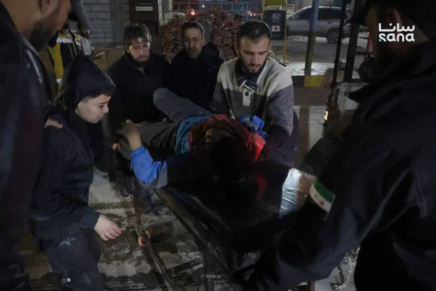 نقل المصابين إلى مشفى الرازي  جراء القصف من حي الشيخ مقصود على الأحياء السكنية في حلب (سانا)