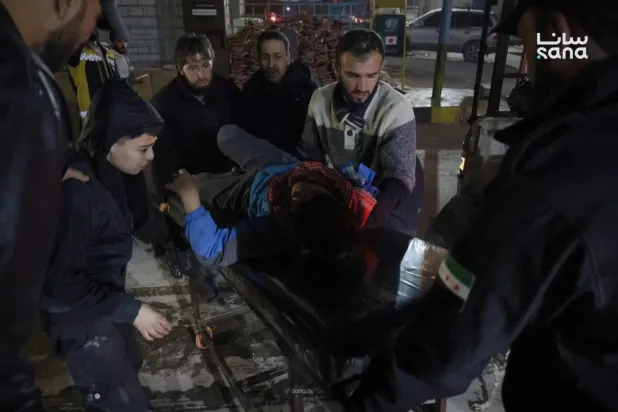 Halep'teki Şeyh Maksud mahallesinden yerleşim bölgelerine yapılan bombardıman sonucu yaralananlar el-Razi Hastanesi'ne sevk edildi (SANA)