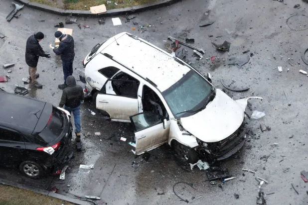 محققون في موقع اغتيال الجنرال الروسي بموسكو أمس (رويترز)