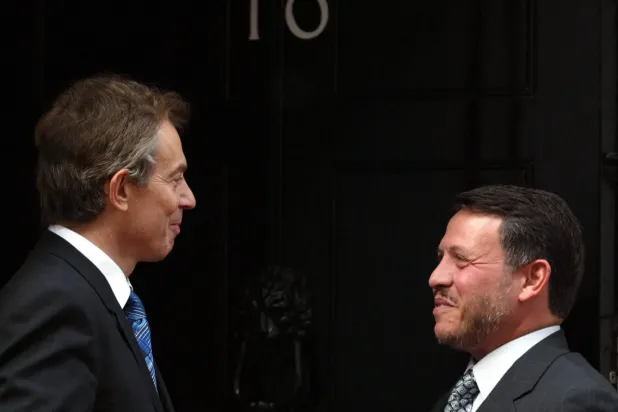 Tony Blair, belgede bahsedilen görüşmelerinden önce 25 Şubat 2003'te Londra'da Kral II. Abdullah'ı kabul ediyor (AFP)