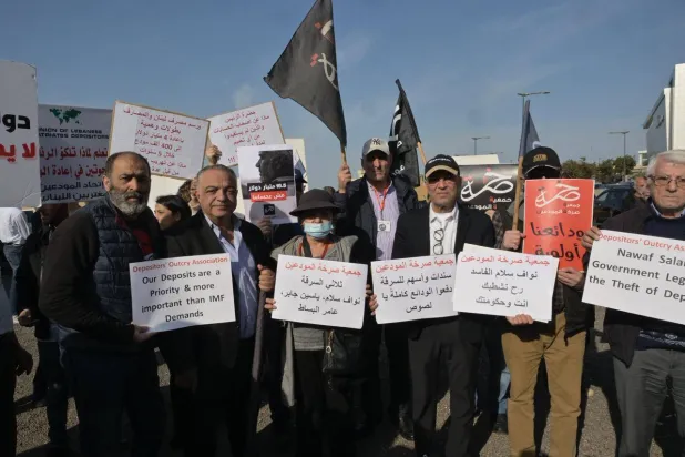 مودعون يعترضون على مشروع قانون حكومي لاستعادة الودائع بالتزامن مع انعقاد جلسة لمجلس الوزراء في القصر الرئاسي شرق بيروت (الشرق الأوسط)