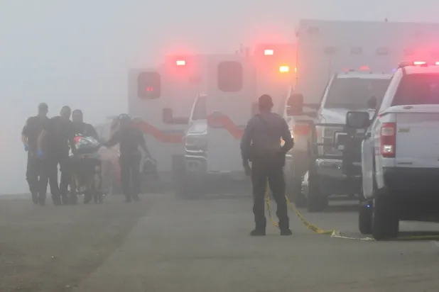 Acil durum ekipleri, Teksas kıyılarındaki Galveston'a giden köprünün dibinde meydana gelen bir olaya müdahale ediyor (AP)