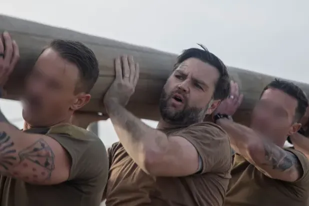 فانس يحمل جذع شجرة في أثناء التدريب (مكتب نائب الرئيس)