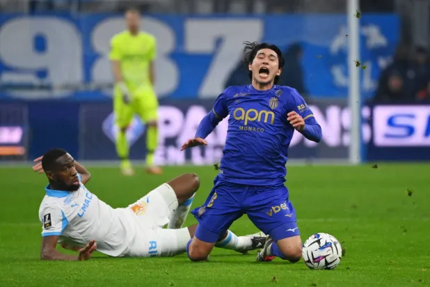 إصابة تاكومي مينامينو في الرباط الصليبي تضع مشاركته مع اليابان بكأس العالم محل شك (رويترز)