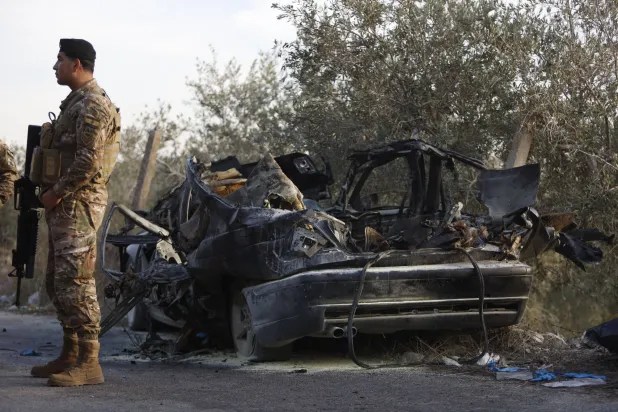 السيارة التي استهدفها الجيش الإسرائيلي في صيدا بجنوب لبنان (د.ب.ا)