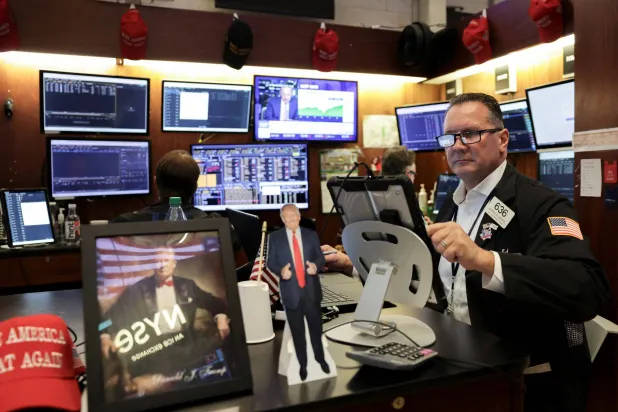 يتعامل أحد المتداولين على أرضية بورصة نيويورك (رويترز)
