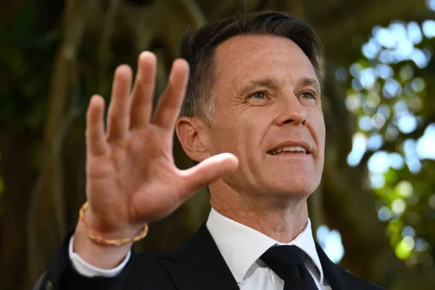 تحدث رئيس وزراء ولاية نيو ساوث ويلز كريس مينز عن التشريع الجديد المقترح في سيدني - الثلاثاء 23 ديسمبر 2025 (أ.ب)