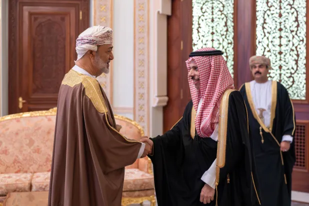 سلطان عُمان هيثم بن طارق لدى استقباله الثلاثا وزير الخارجية السعودي الأمير فيصل بن فرحان آل سعود (العمانية)