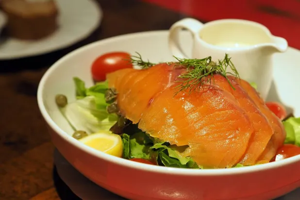 يُعد سمك السلمون غذاء مفيدًا لصحة القلب وقد يساعد في خفض ضغط الدم المرتفع (بيكساباي)