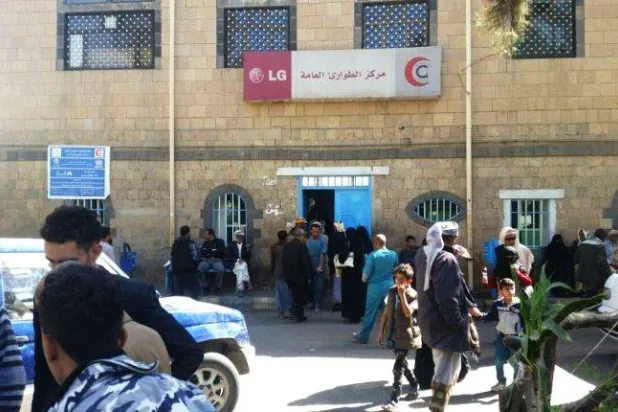 مرضى ومراجعون أمام مركز الطوارئ التابع للمستشفى الجمهوري في صنعاء (فيسبوك)