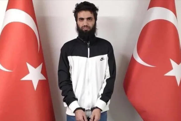 الإرهابي الداعشي التركي بتنظيم «ولاية خراسان» بعد القبض عليه على الحدود بين باكستان وأفغانستان وإعادته إلى تركيا (إعلام تركي)